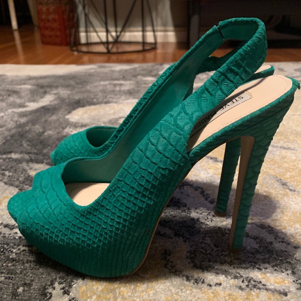 Vibrant green suede pump